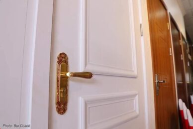 Nên chọn chất liệu nào cho cửa thông phòng